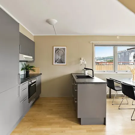 Penthouse 3-story With 2 Terraces & Balcony *